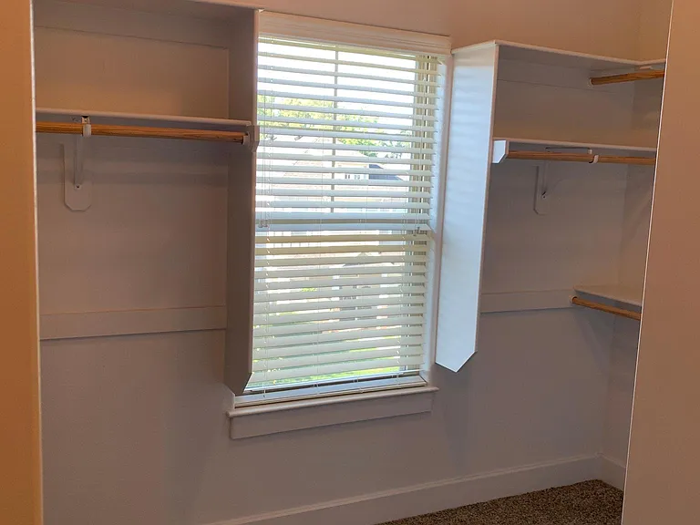 Master bdrm walk-in closet