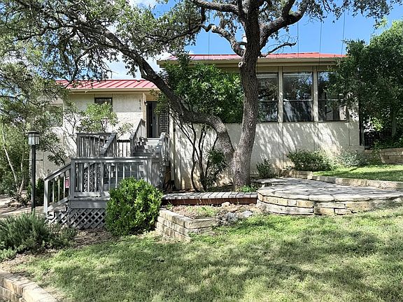 3rd image of 818 Bulwer Ave