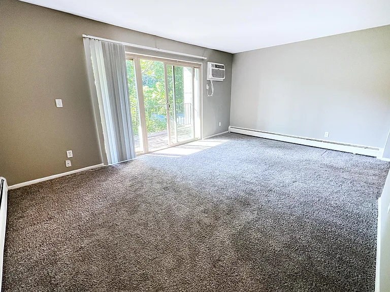 Crown Pointe Apartments — Photo 21