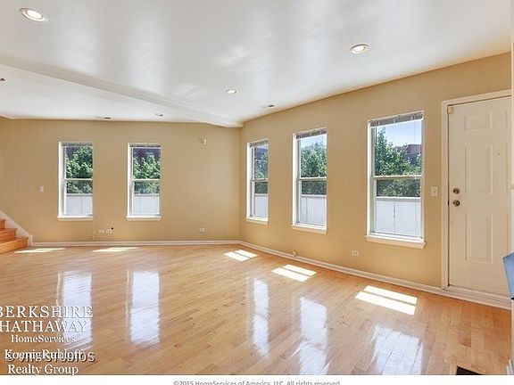 2nd image of 724 W Evergreen Ave #724