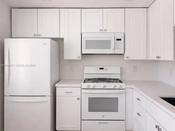 218 NE 12th Ave APT 302, Hallandale Beach, FL 33009