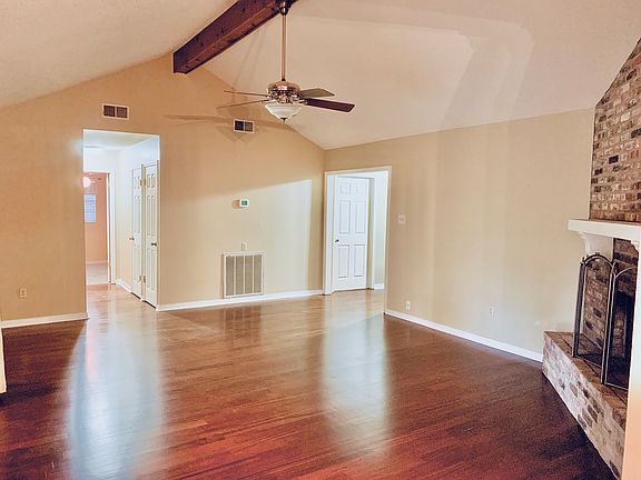 4th image of 380 E Essex Dr