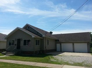 1009 S 2nd Ave W, Newton, IA 50208