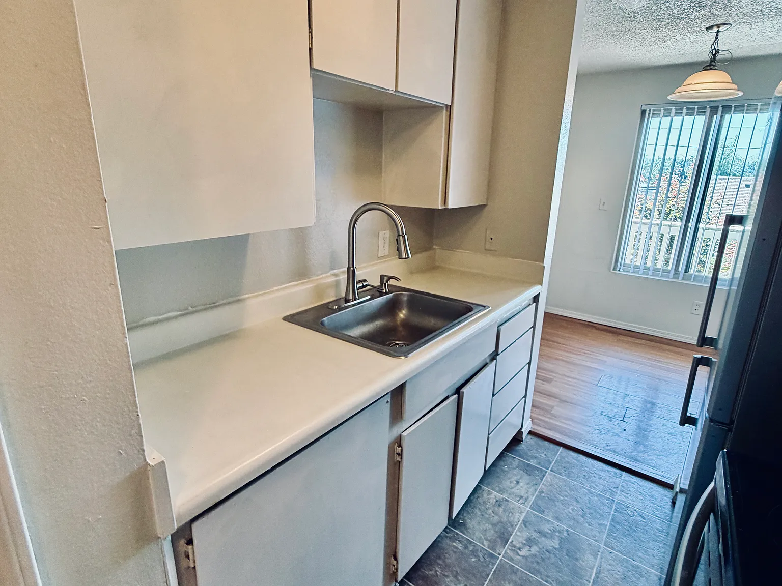 1 bed, 875 sqft, $1,295 — Photo 3