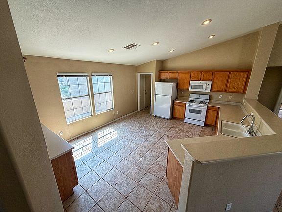 4th image of 496 Green Gables Ave