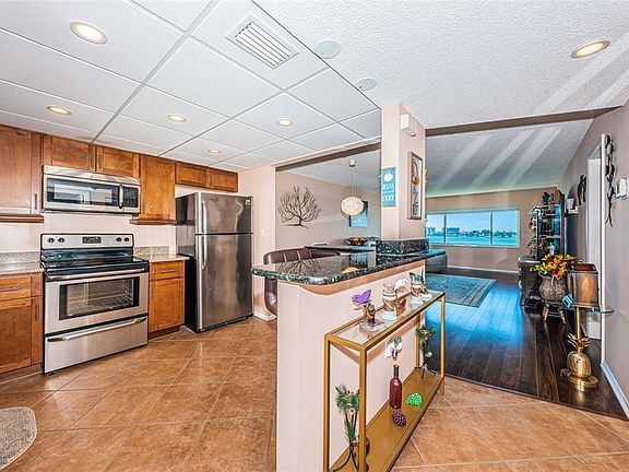 2nd image of 4750 Cove Cir APT 605