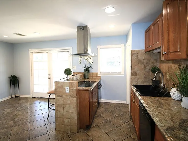 2836 Glenbrook Dr — Photo 4