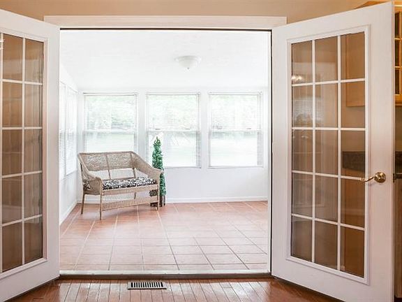 3rd image of 1279 Narragansett Park