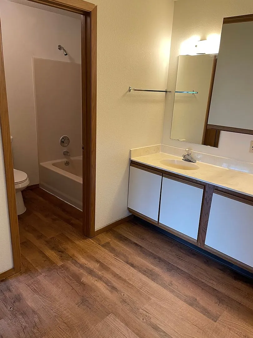 Move In Special $1150.00 4 Bedroom Apartment — Photo 2