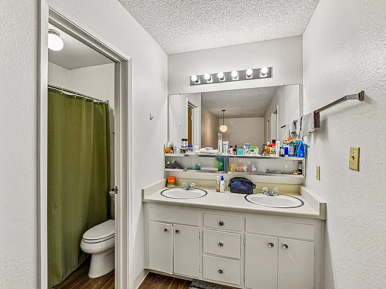Viking Apartments — Photo 7