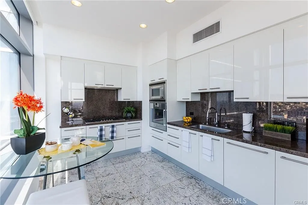 2 bed, 2.5 bath, 1927 sqft, $8,300 — Photo 3