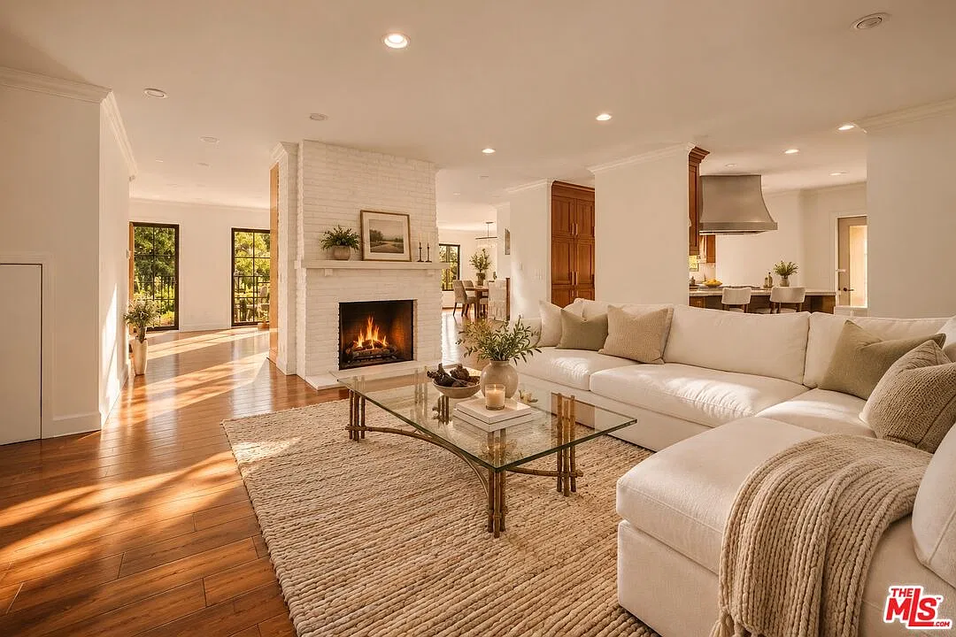 5 bed, 4.0 bath, 4154 sqft, $22,900 — Photo 3