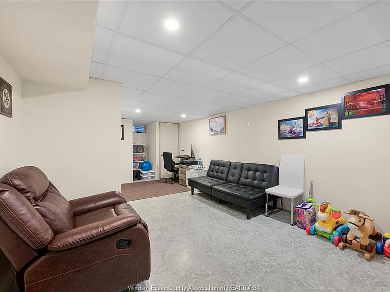 6384 Thornberry Cres — Photo 18