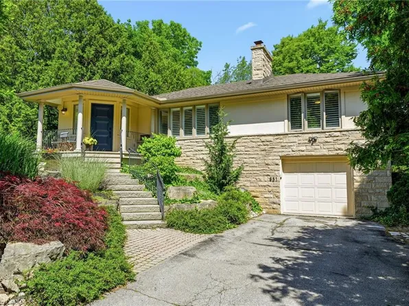 851 Mewburn Rd, Hamilton, ON L9G 3E4