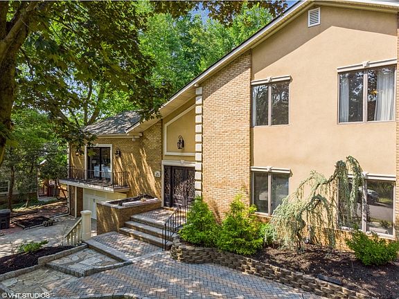 3rd image of 771 Riverview Ave
