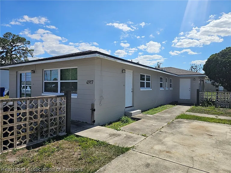 4917 Manatee Dr — Photo 1
