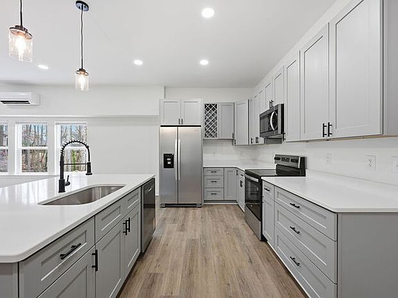 4th image of 4402 Hill St