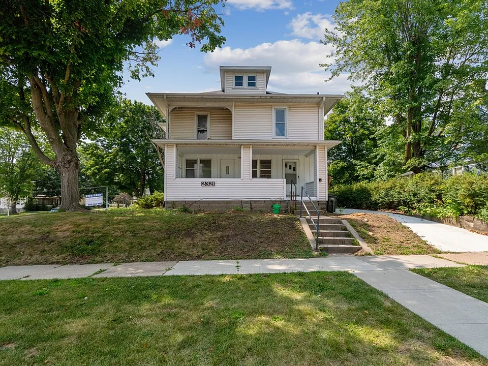 2321 Iowa St