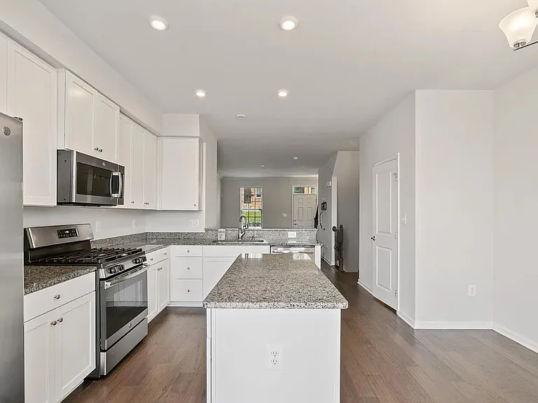 1221 Trenton Pl SE — Photo 6