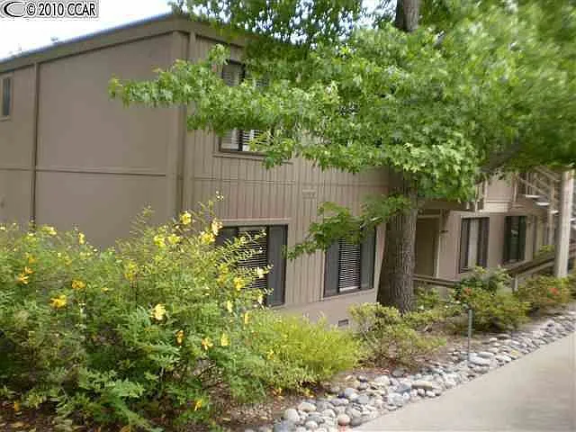 1136 Leisure Ln APT 2 photo 1