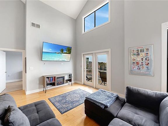 5th image of 799 Hammond Dr Unit 423