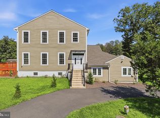 12304 Popes Head Rd, Fairfax, VA 22030