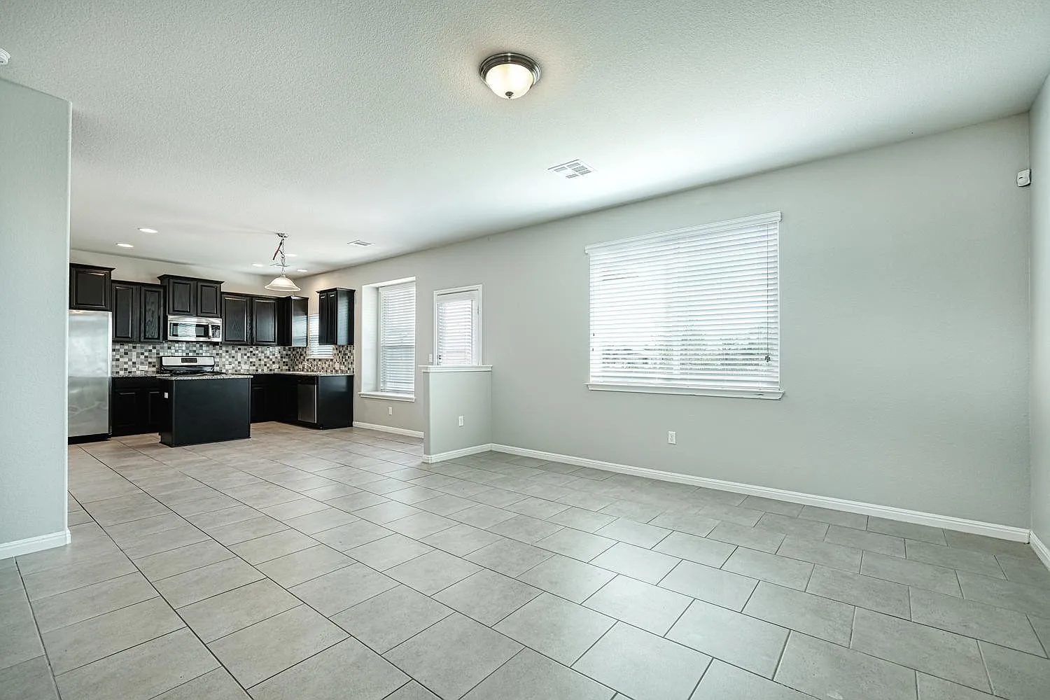 Beautiful 4/2.5/2 two story with office on oversized corner lot! — Photo 4