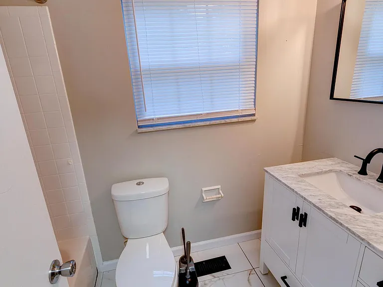 8027 N Richardt Ave — Photo 22