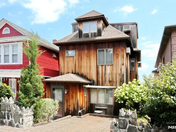 5 Beverly Pl, Edgewater, NJ 07020