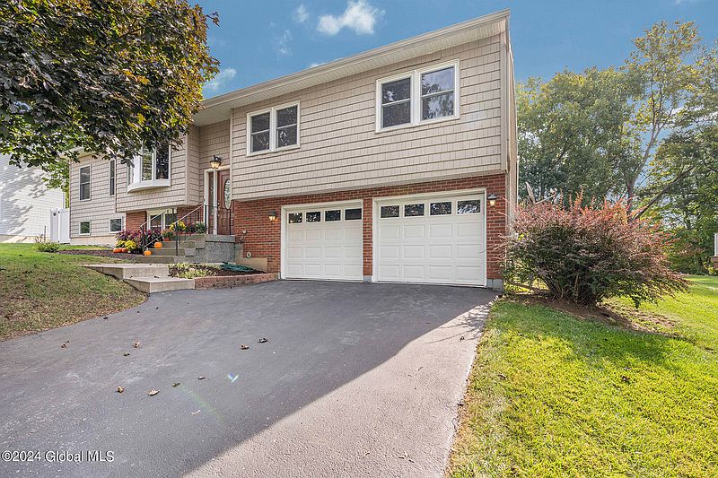 3rd image of 10 Cayuga Court