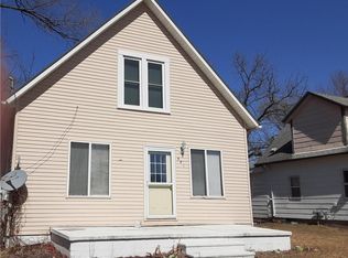 921 1st St SW, Oelwein, IA 50662
