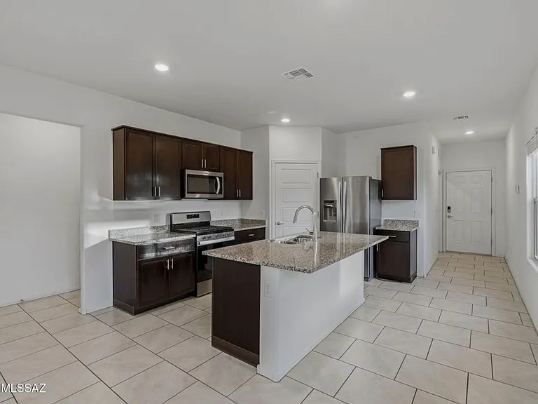 2557 E Calle Joya De Ventura — Photo 2