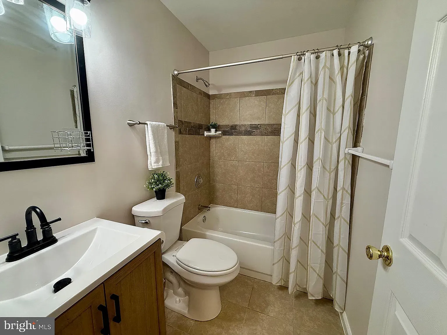 3 bed, 1696 sqft, $2,700 — Photo 4