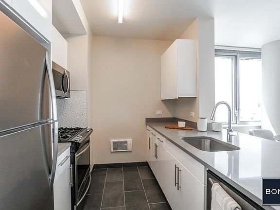 5th image of 606 W 57th St APT 1911