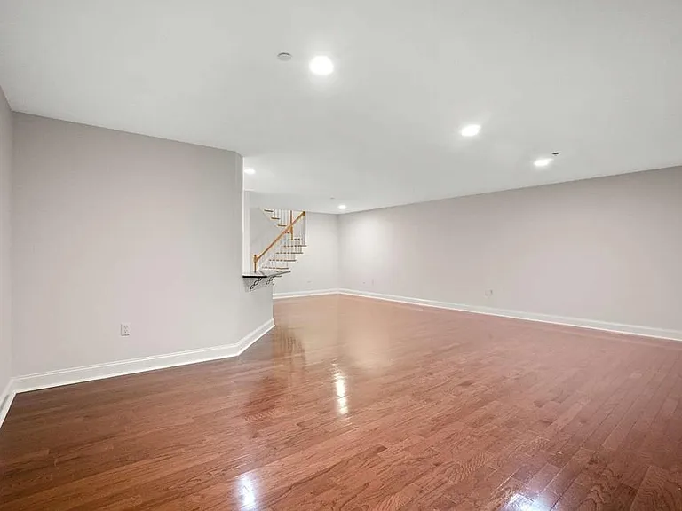 120 Wyllis Ave #424 — Photo 10