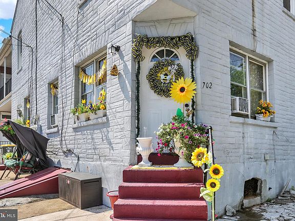 5th image of 702 Poplar St