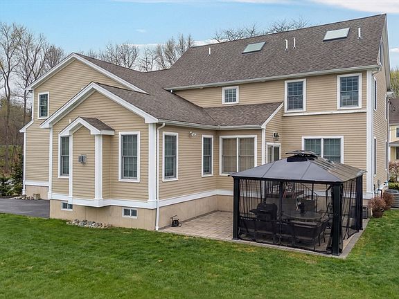 3rd image of 50 Sterling Rd