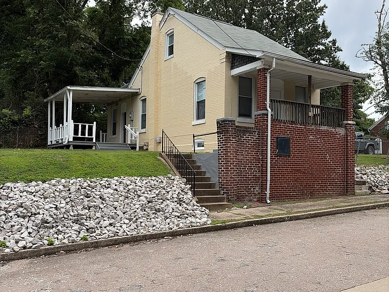 909 W Washington St — Photo 1