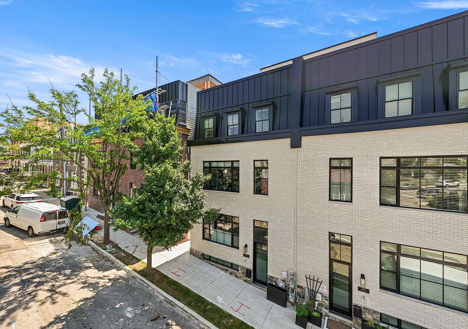 Luxury twin home in Philadelphia with rooftop entertaining — Photo 3