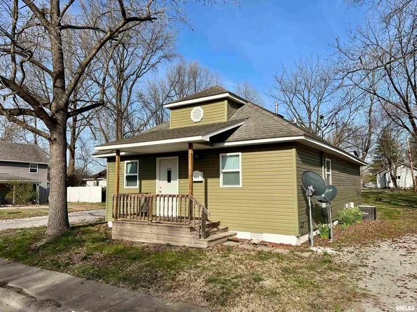 512 N Madison St, West Frankfort, IL 62896