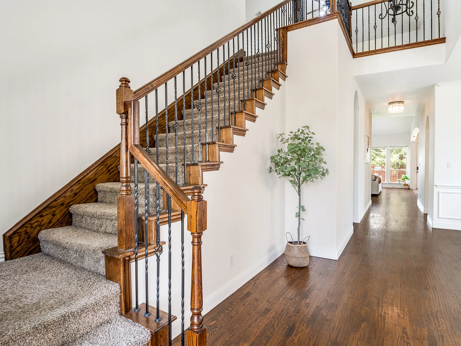 5 bed, 3737 sqft, $3,800 — Photo 4