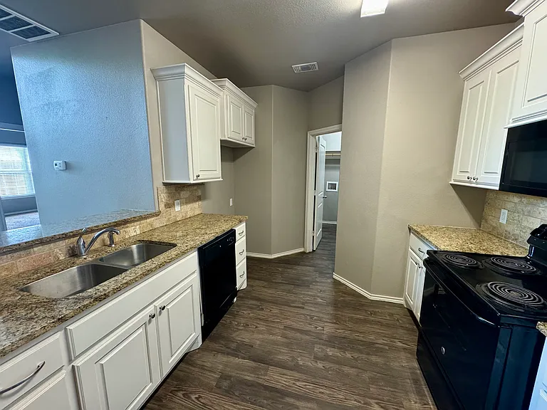 323 Silvercreek Dr — Photo 2