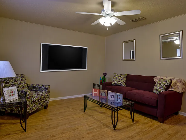 Oak Creek Apartments — Photo 10