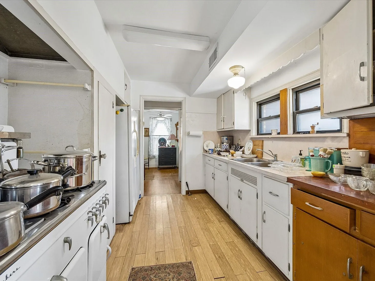 3 bed, 1.5 bath, 1953 sqft, $3,600 — Photo 4