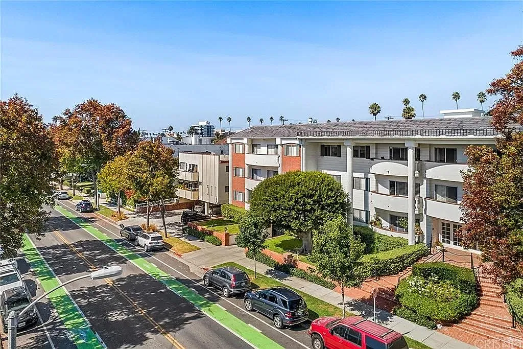 1 bed, 1.5 bath, 1030 sqft, $4,700 — Photo 1