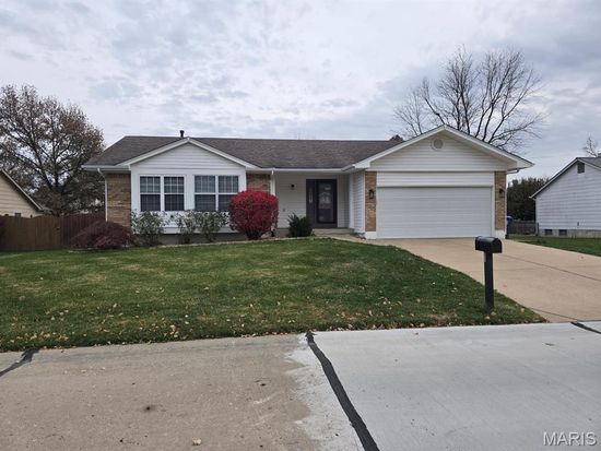 522 Pioneer Dr, Saint Peters, MO 63376