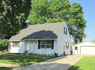 1923 Santa Barbara Dr, Waukesha, WI 53189