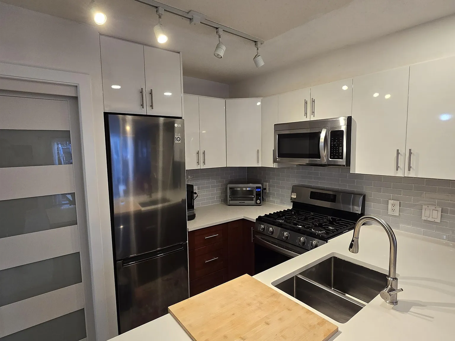 1 bed, 566 sqft, $2,400 — Photo 2