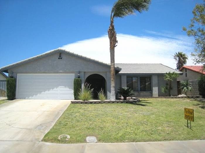 Lrg front yard & side yar