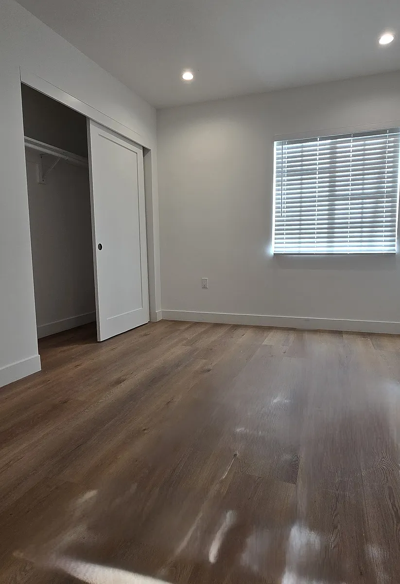 Building Photo - 10435 Ashton Ave #10433